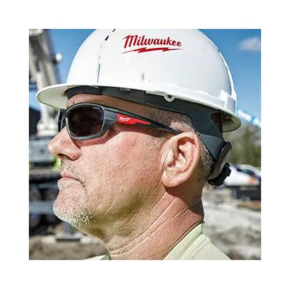LENTE DE SEGURIDAD MILWAUKEE 48-73-2020 TRANSPARENTE ANTIEMPAÑANTE, ANTIRAYADURA Y ALTO IMPACTO