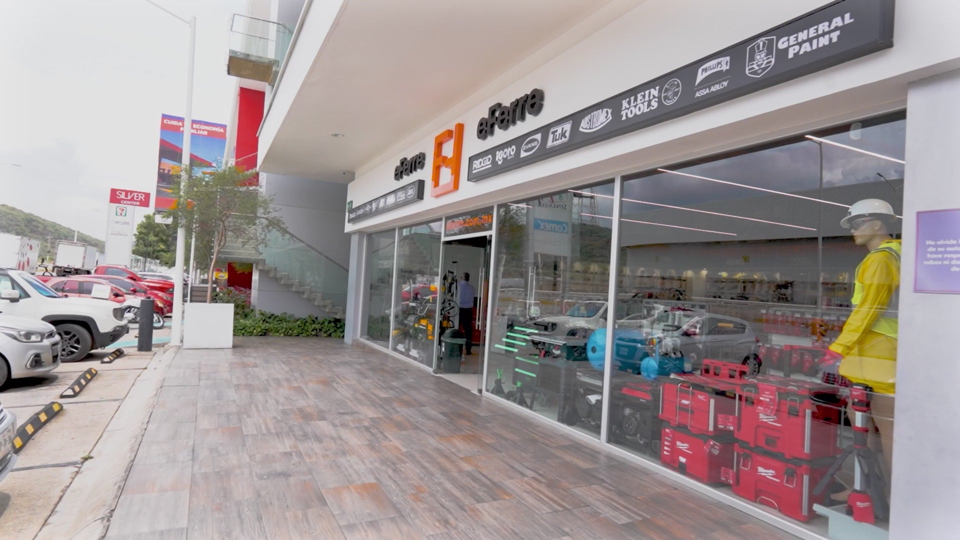 Cargar video: Entrada de la nueva sucursal de eFerre en plaza Silver Center